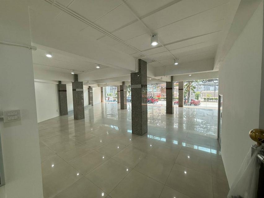 ขายอาคารพาณิชย์ สำนักงาน 5 ชั้น พื้นที่กว่า 849 ตารางเมตร ติดถนนลาดพร้าว ติดรถไฟฟ้าสีเหลือง บางกะปิ 5