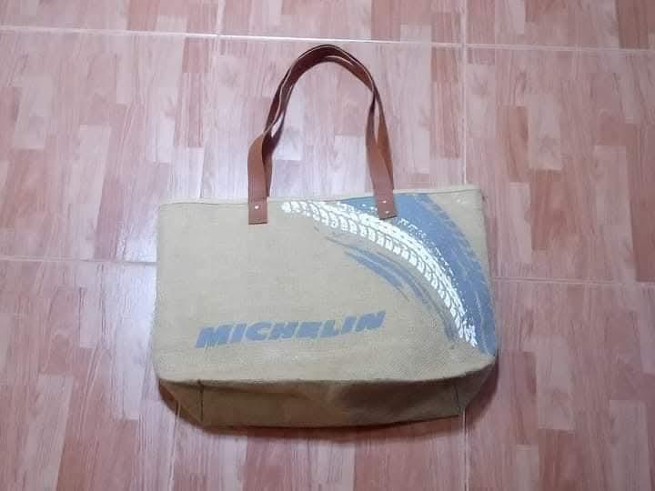 MICHELIN กป.สะพายไหล่ใบใหญ่ ผ้าแบบผ้ากระสอบ มีซับด้านในอีกชั้น สกรีนหน้า-หลัง งานสวยสะอาด สภาพดี ไม่มีตำหนิ รูปที่ 1