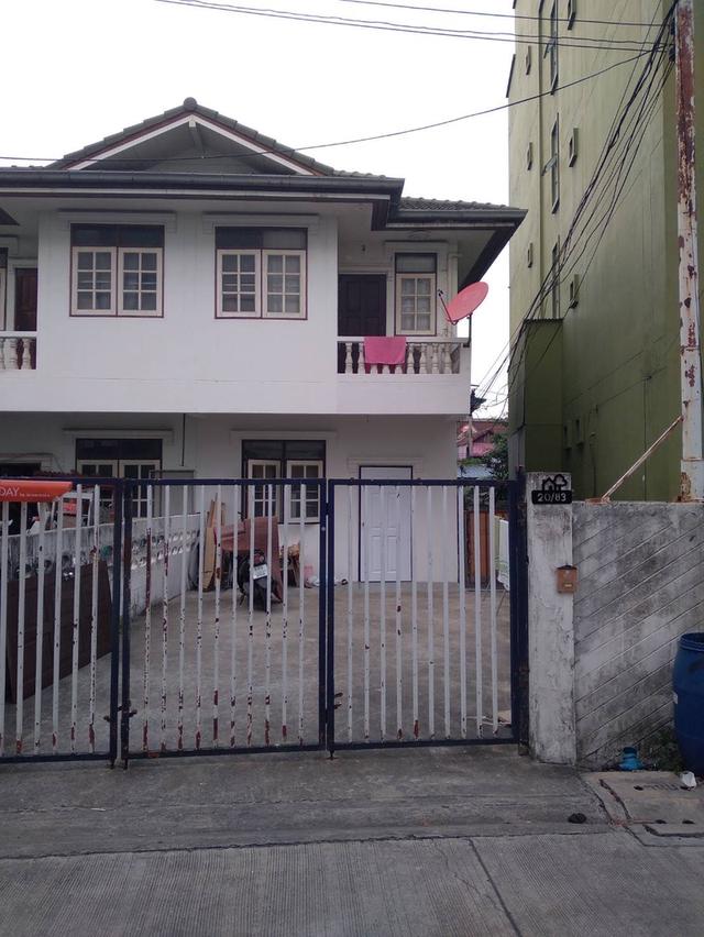 ขายบ้าน 2 หลังติด หลังวิทยาลัยจันทรเกษม รัชดาภิเษก พื้นที่ 73 ตร.ว. ราคา 11 ลบ. สนใจติดต่อ ปุ้ย 08-9920-9893 ไอดี dpawadee 1