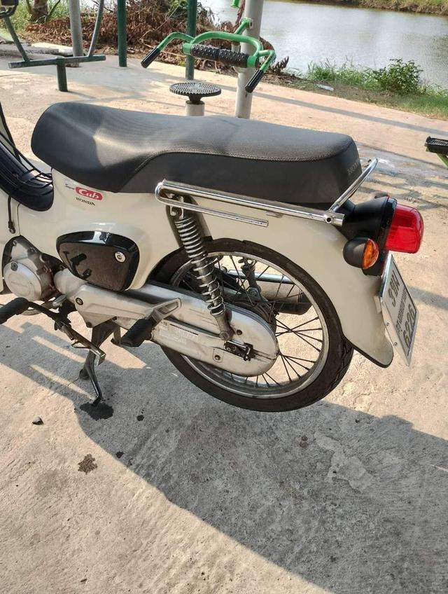 Honda Super Cub สีครีม 3