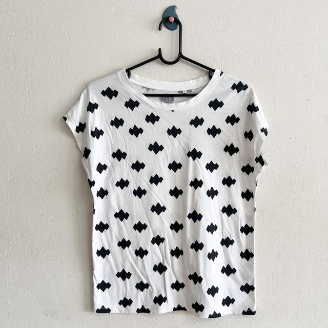 ยุนิS เสื้อยืดหญิงแขนล้ำสีขาวลายกราฟฟิค