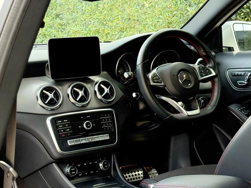 2020 BENZ GLA 250 AMG FACELIFT รถมือเดียวออกป้ายแดง รถวิ่งน้อย เข้าศูนย์ทุกระยะ รถไม่เคยมีอุบัติเหตุครับ 12