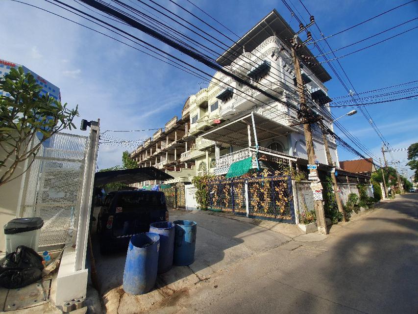 ขายที่ดิน/ตึกร้าง ถนนศรีนคริทร์5
