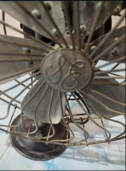 พัดลมสมัยสงครามโลก โบราณแบรนด์ GE (General Electric) จากสหรัฐอเมริกา นิยมมากในช่วงปี 1920s–1940s