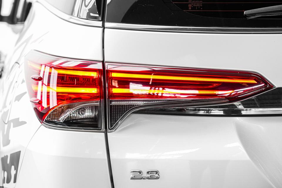 2016 Toyota Fortuner 2.8 TRD Sportivo 4WD SUV AT  สีขาว ไมล์ 140764 กม. 8