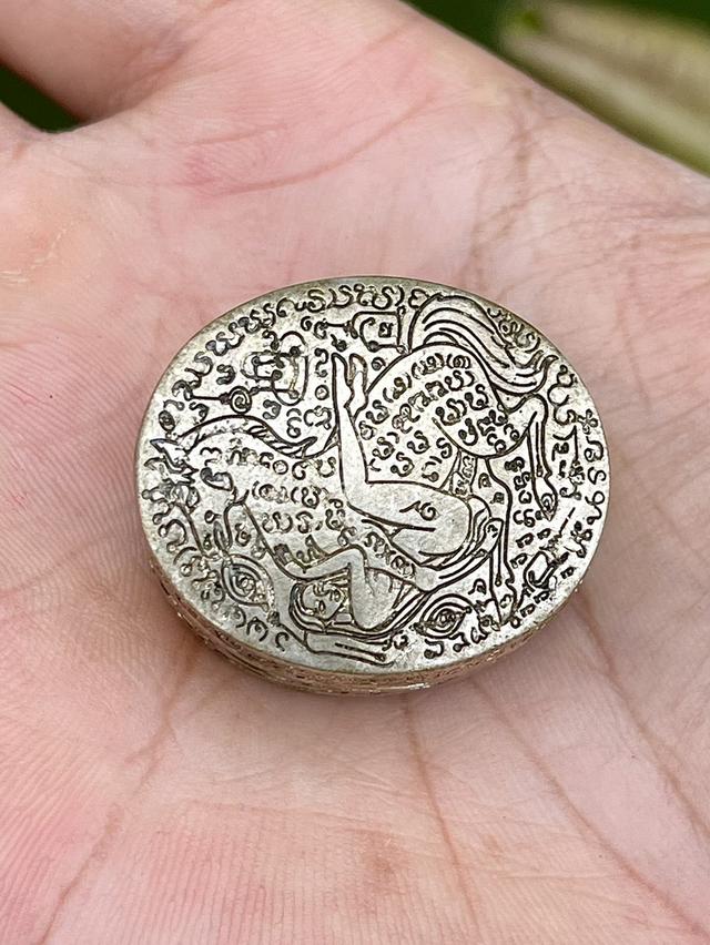 ตลับสีผึ้งม้าเสพนาง ครูบาวัง พรหมเสโน เนื้อเงิน ปี2510 ข้างในมีรกยม และนกสาริกา ปิดทอง รูปย่อยที่ 4