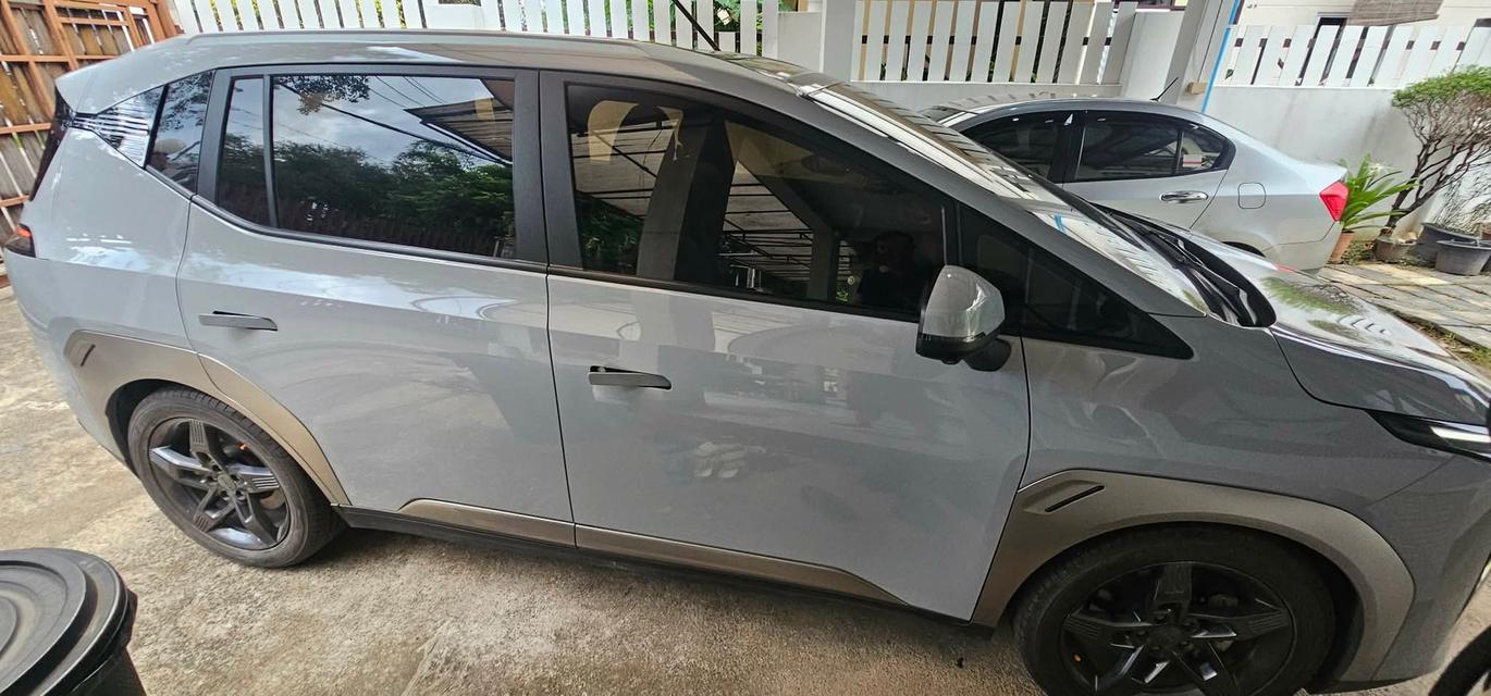 รถไฟฟ้า aion y plus 490 premium