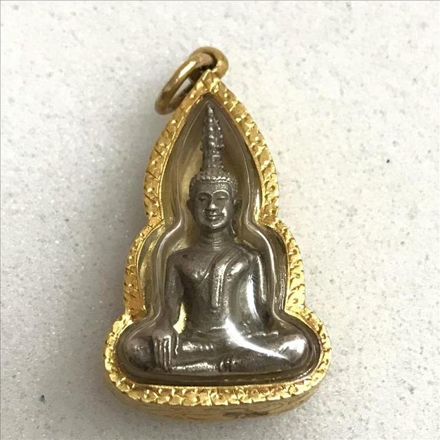 พระพุทธเงินเลี่ยมทอง