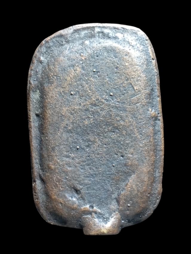 เหรียญหล่อโบราณ หลวงพ่อโบ้ย วัดมะนาว พิมพ์ทรงครุฑรายละเอียดองค์นี้กระแสออก เนื้อสำริด มีพรายเงินขึ้นบางๆ ตามองค์พระ คราบขี้เบ้ายังพอมีติดให้เห็น