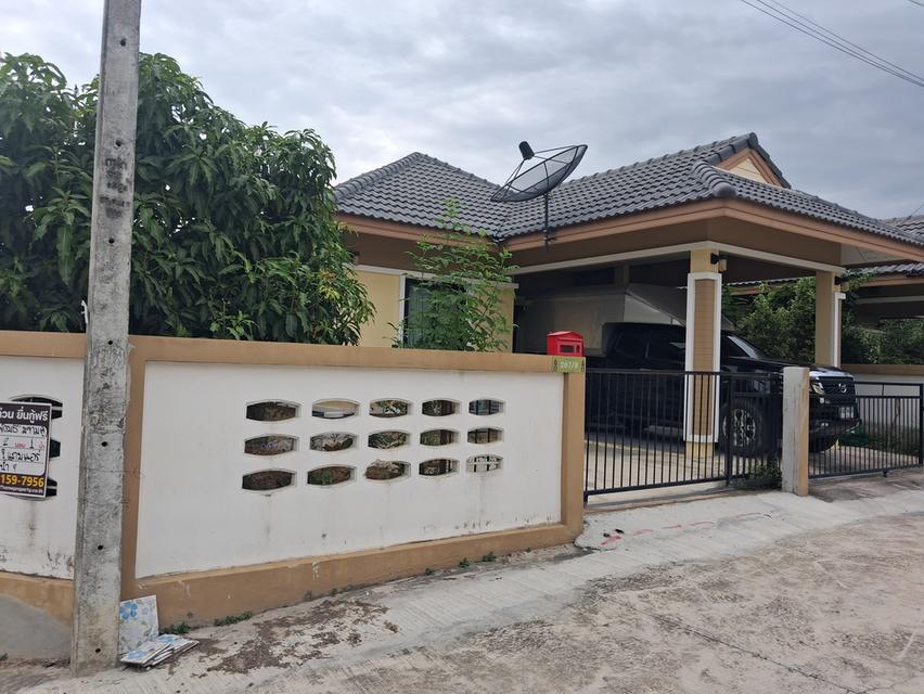 บ้านเดี่ยว 2 ห้องนอน 1 ห้องน้ำ 2 จอดรถ 1 ครัว  ต่อหลังบ้าน มีมะม่วงน้ำดอกไม้สีทอง 2 ต้น ลองกอง 1 ต้น 3