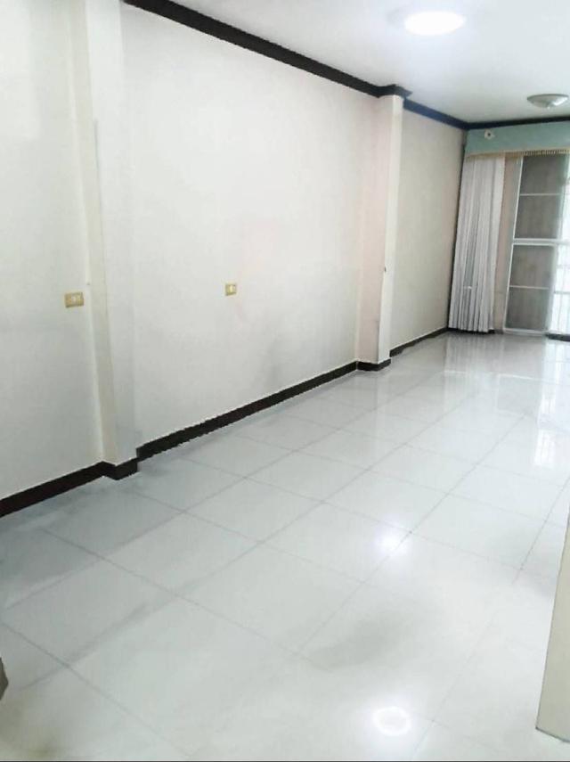 ขายด่วน ทาวน์เฮ้าส์ 2 ชั้น พร้อมอยู่ โครงการ: ม.รุ่งกิจ วิลล่า11 ร่มเกล้า ราคาพิเศษ 6