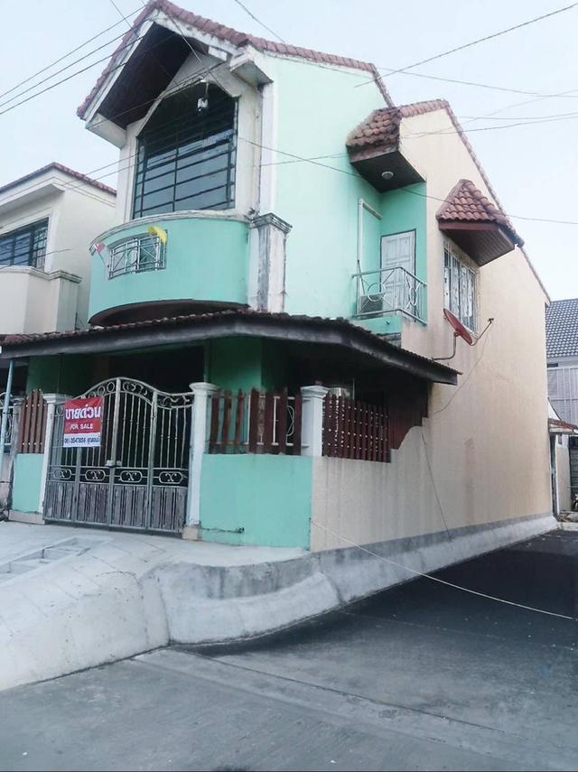 ขายด่วน ทาวน์เฮ้าส์ 2 ชั้น พร้อมอยู่ โครงการ: ม.รุ่งกิจ วิลล่า11 ร่มเกล้า ราคาพิเศษ 3