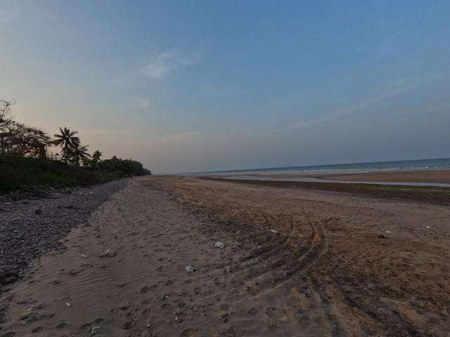 เลือกสรรทรัพย์ดีเติมเต็มชีวิต ขายที่ดินใกล้หาดบางเบิด ติดถนนทางหลวง ใกล้หาด1 กม. +ขนาดที่ดิน 50-1-18 ไร่ โฉนดครุฑแดง พร้