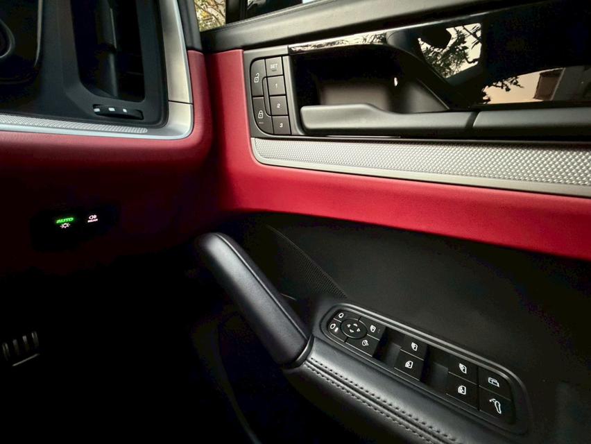 Porsche Cayenne S E-Hybrid ปี 2025รถออกศูนย์ AAS บอดี้สีดำ ภายในแดง รูปที่ 12