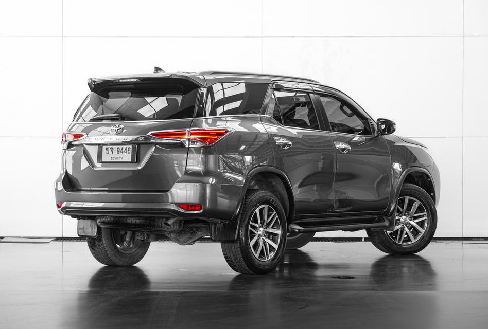 2016 TOYOTA FORTUNER 2.4 V 4WD SUV สีเทา ไมล์ 87553 กม.