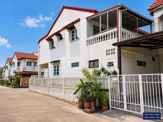 ขายทาวน์เฮ้าส์หลังมุม หมู่บ้านเปี่ยมสุข 21.80 ตร.ว พร้อมอยู่ หลังบ้านต่อเติม ใกล้ MRT ห้าแยกปากเกร็ด ปากเกร็ด ติวานนท์ แ 2