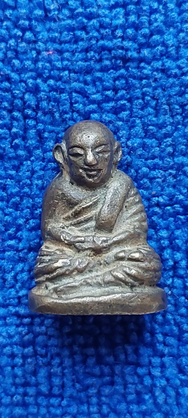 รูปหล่อหลวงพ่อเงิน วัดเขารูปช้าง พิจิตร