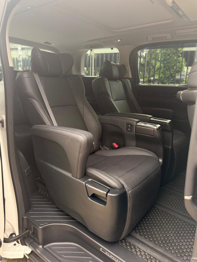 Toyota Alphard 2.5 SC Package ปี 2023 สีขาว 9