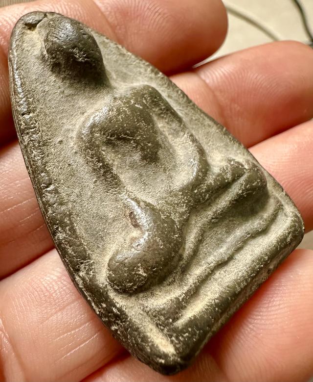 อู่ทองเนื้อดิน พิมพ์ใหญ่ (นิยม) กรุฤาษี เมืองทุ่งยั้ง จ.อุตรดิตถ์ องค์นี้แท้ดูง่าย สภาพสวย สุดยอดหายาก ของเมืองอุตรดิตถ์ รูปที่ 3