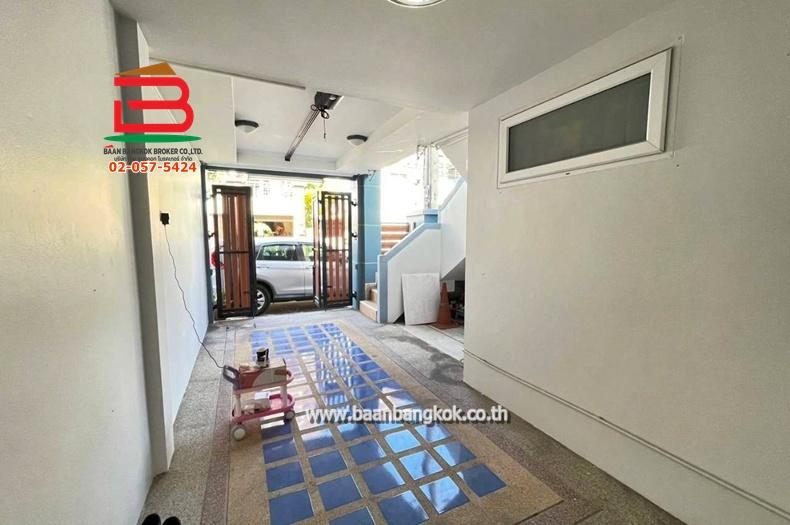 ทาวน์โฮม หมู่บ้าน เมอริทเพลส (ลาดพร้าว 87 แยก 10) เนื้อที่ 18.8 ตรว. ใกล้CDC เลียบด่วน ถนนลาดพร้าว แขวงวังทองหลาง เขตวังทองหลาง 2