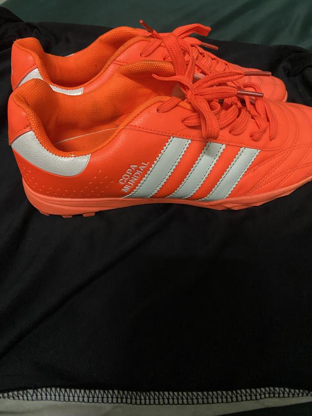 รองเท้าฟุตซอลadidasสีส้ม