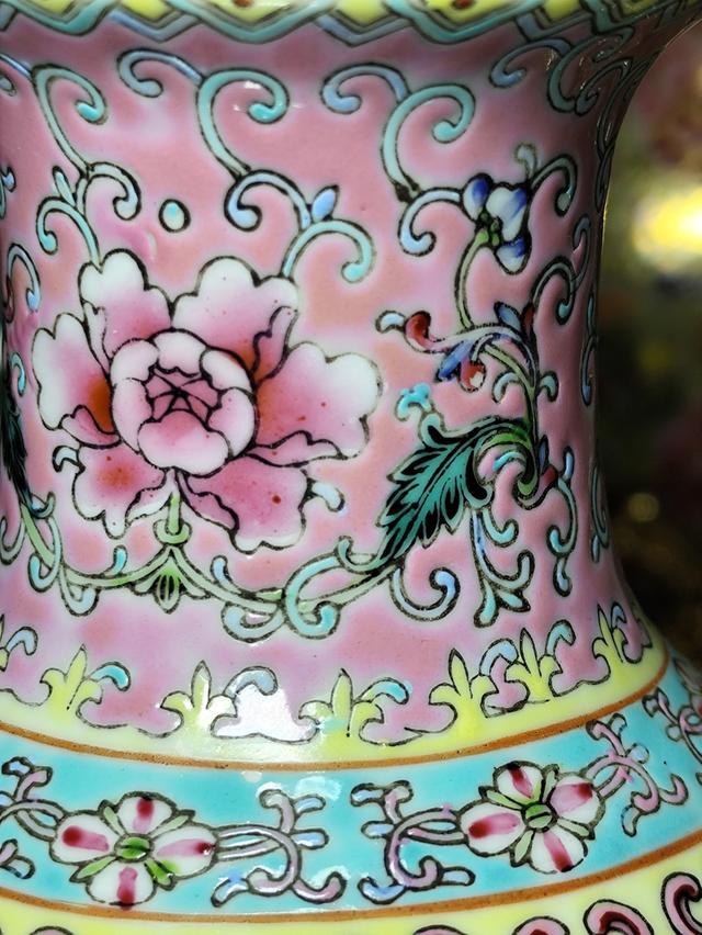 แจกันกระเบื้องเคลือบกังไส (Chinese Porcelain Vase) ซึ่งเป็นงานศิลปะที่มีลักษณะเด่นแบบจีน โดยเฉพาะงานในกลุ่ม เบญจรงค์จีนหรือแฟมิลโรส (Famille Rose) รูปที่ 7