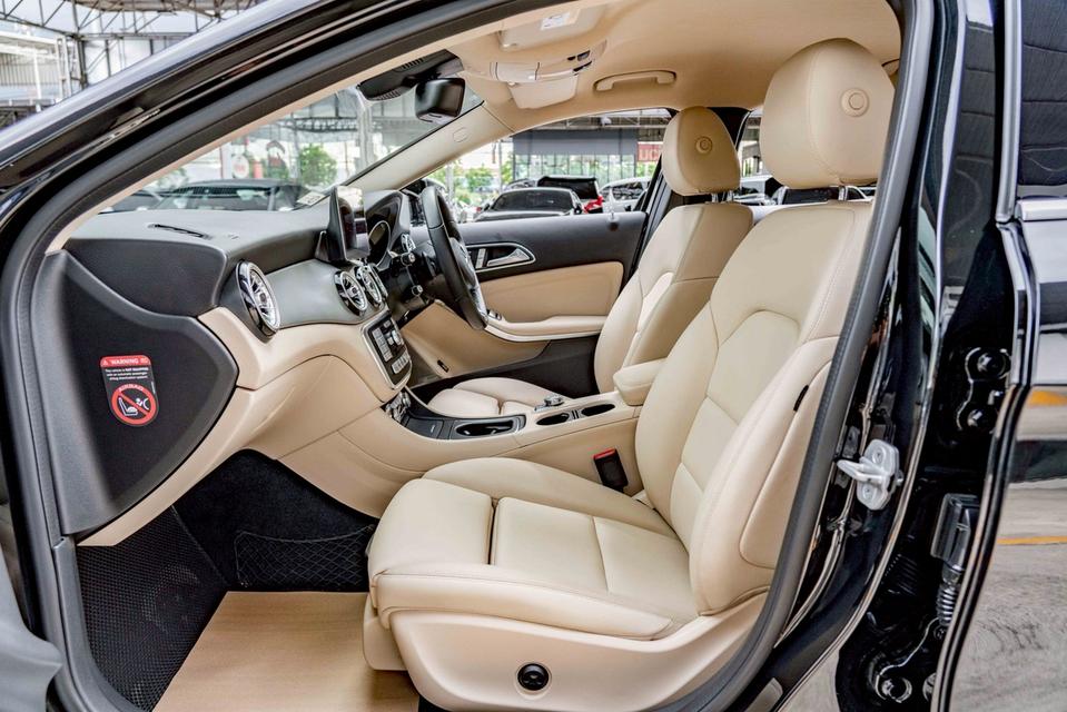 รหัสรถ NP7977 BENZ GLA200 1.6 2017 12