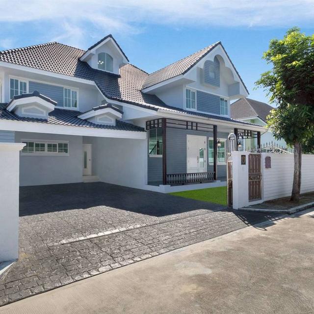 หมู่บ้านบริติชพาร์ค  ทวีวัฒนา บ้านเดี่ยว 2 ชั้น ขนาดใหญ่ มีพื้นที่ถึง 110 ตารางวา ตกแต่งแต่งสไตล์อังกฤษ  อยู่ถนนเมนโครงการ ถนนหน้าบ้านกว้าง 1