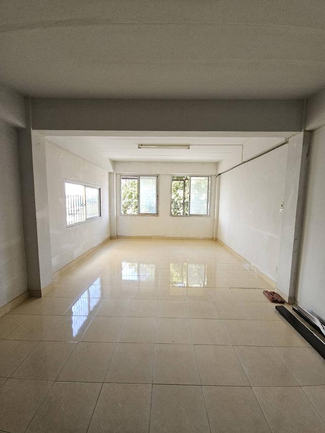 ให้เช่าอาคารพาณิชย์ 4 ชั้นมีดาดฟ้าต่างหาก ติดกับ กศน. ตรงข้ามสวนสาธารณะและสนามกีฬา มีที่จอดรถ ราคา 15,000 ต่อเดือน สนใจติดต่อคุณเก๋ง 0813567891 3