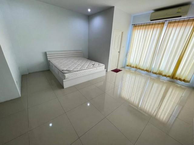 ให้เช่า ทาวน์โฮม 3 ชั้น รีโนเวทใหม่ หมู่บ้านสัมมากร ซอยรามคำแหง110 มีห้างแมคโครและตลาดสดอยู่หน้าหมู่บ้าน ใกล้รถไฟฟ้าสายสีส้ม 11