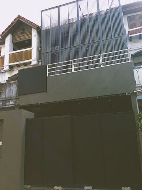 ให้เช่าโฮมออฟฟิศ 3ชั้น ซอยพระราม 9 ซอย 19 พื้นที่อาคาร 350  ตรม.อาคารโล่ง โปร่ง เหมาะทำออฟฟิศ และพักอาศัยได้ จอดรถในตึกได้ 2 คัน และข้างนอก 1