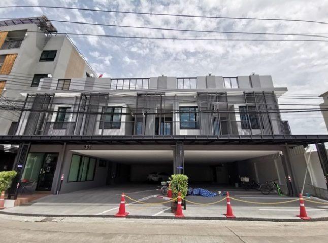 ให้เช่าอาคารสำนักงาน 3 ชั้น สภาพใหม่ พื้นที่ใช้สอย 650 ตารางเมตร ซอยนาคนิวาส 12  ถนนลาดพร้าว 71 จอดรถได้ 12 คัน เหมาะเป็นสำนักงาน คลีนิคเสริมความงาม   1