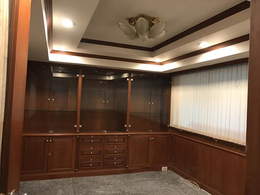 ตึกสองคูหา 3ชั้นครึ่ง หมู่บ้านพรทวี วิลล่า4 เลียบคลองทวีวัฒนา 3