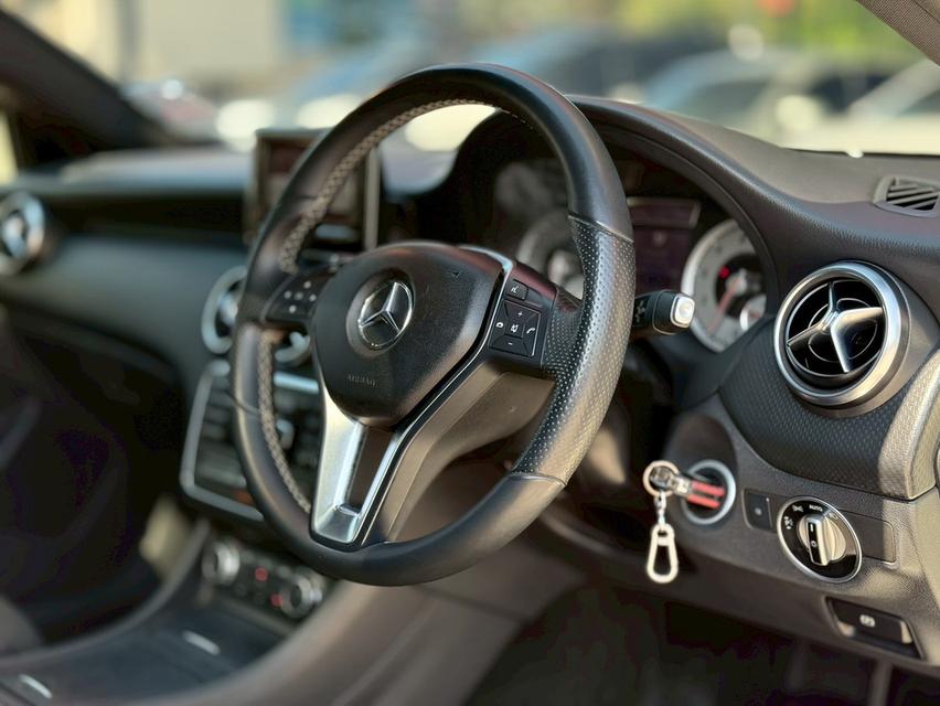 ปี 2014 BENZ A-CLASS, A180 โฉม W176 ปี12-19 สีขาว เครื่องยนต์เบนซิน 1.6 ลิตร 9