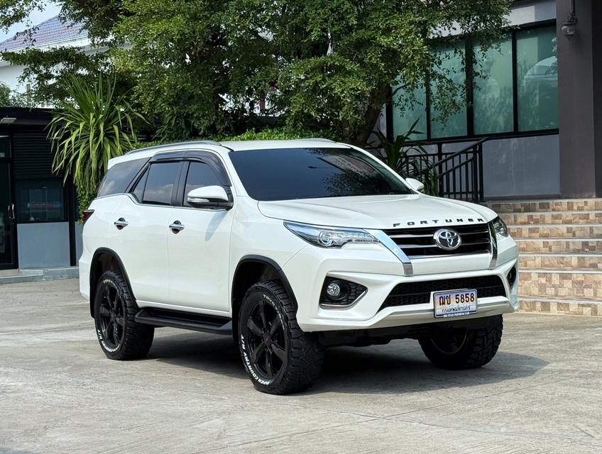 2017 TOYOTA FORTUNER TRD 4WD รถมือเดียวออกป้ายแดง รถวิ่งน้อยเพียง 80,000กม ประวัติศูนย์ครบ ไม่เคยมีอุบัติเหตุครับ
