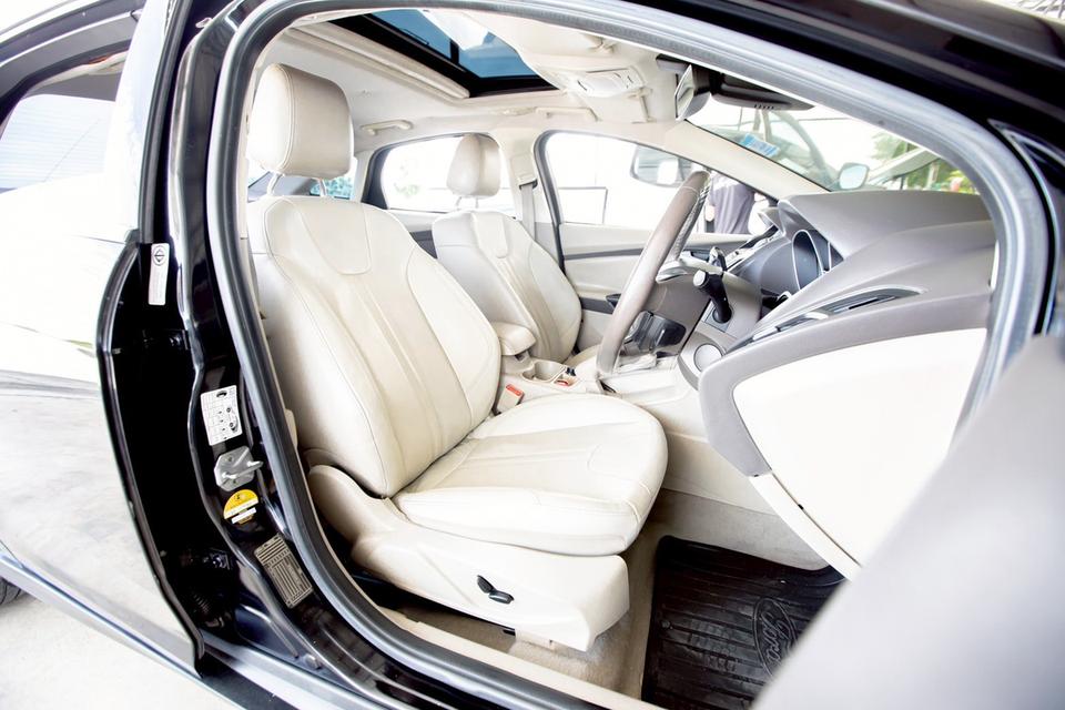 Ford Focus 2.0 Sunloof Sedan สีดำ ปี 2013 ขับดีมากๆ 8