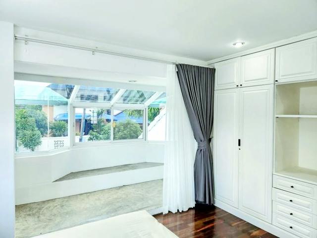 ให้เช่าบ้านเดี่ยว 2 ชั้น หัวมุม ทำเลเด่น ใกล้ MRT สัมมากรเพียง 200 ม. รามคำแหง 110-112 บ้านกว้าง อยู่สบาย เฟอร์นิเจอร์คร 5