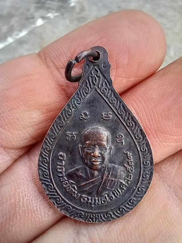 เหรียญหยดน้ำหลวงพ่อทวด หลังอาจารย์ทิม วัดช้างให้ ปัตตานี ปี 2539 เนื้อทองแดงรมดำ อ.นอง วัดทรายขาว ปลุกเสก รูปย่อยที่ 2