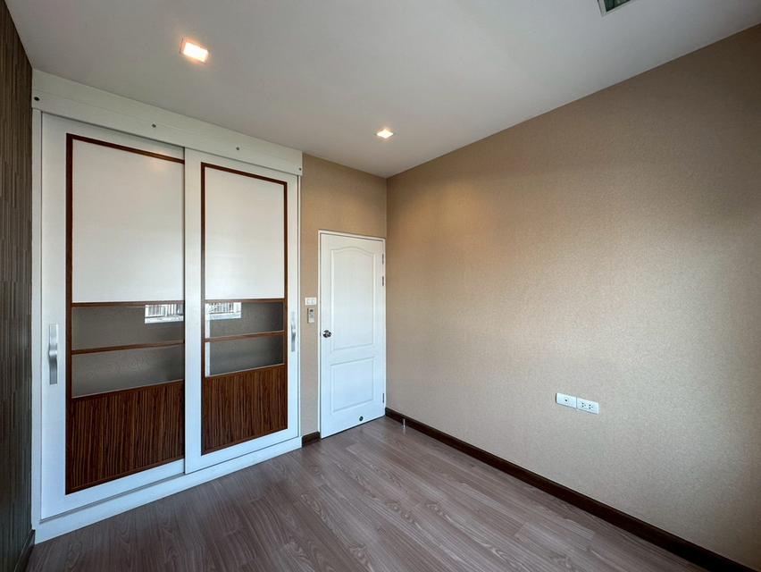 ขายถูกมาก!!  ทาวน์โฮม 2 ชั้น  อารียา เดอะคัลเลอร์ 1 ( Areeya The Color 1 ) อยู่ต้นโครงการ ตกแต่งเต็มพื้นที่ เปิดเป็น Home office ได้เลย ใกล้รถไฟฟ้า สา 13