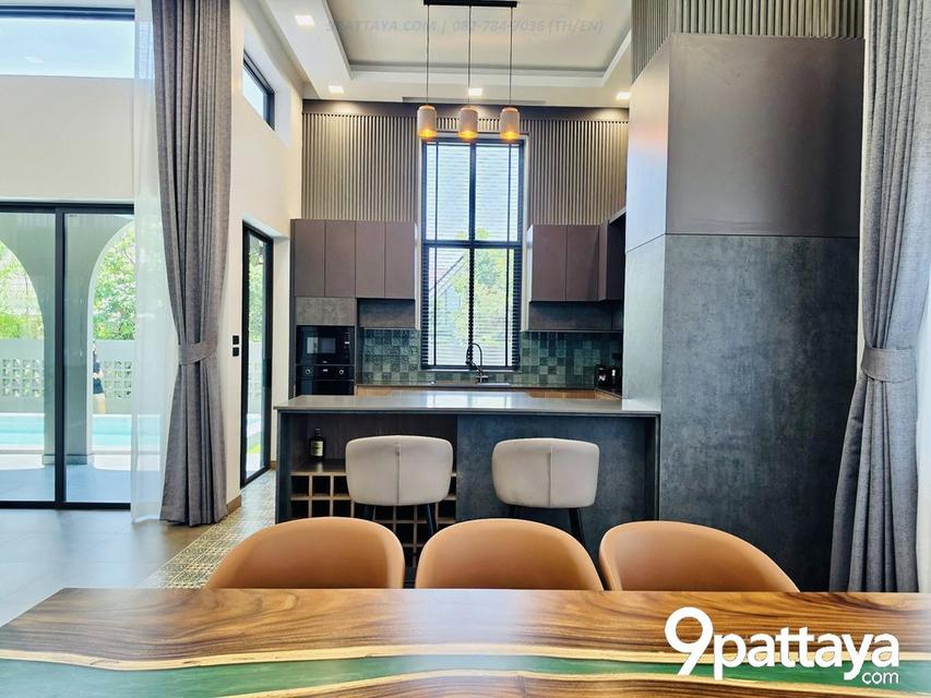 Mabprachan Pool Villa – บ้านหรูติดธรรมชาติ ใกล้อ่างมาบประชัน | Luxury Pool Villa Near Mabprachan Lake  3 ห้องนอน | 4 ห้องน้ำ • ห้องนั่งเล่น เพดานสูง 2