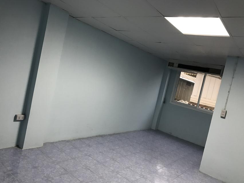 ตึกสองคูหา 3ชั้นครึ่ง หมู่บ้านพรทวี วิลล่า4 เลียบคลองทวีวัฒนา 14