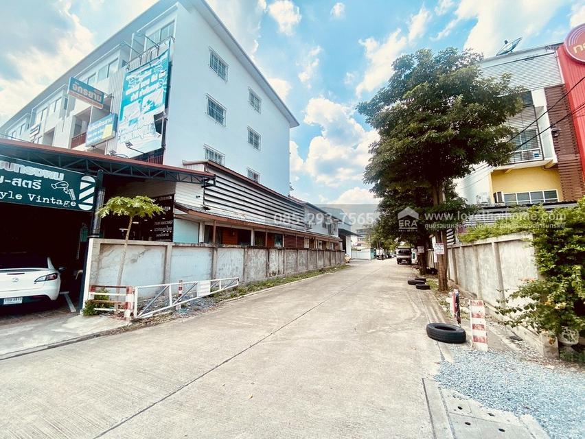 ขายตึกแถว4.5ชั้น ติดถนนราษฎร์พัฒนา ซอยมิสทีน ปากซอยราษฎร์พัฒนา16/1 พื้นที่ 50.5 ตรว. หลังริม พร้อมประกอบธุรกิจ 18