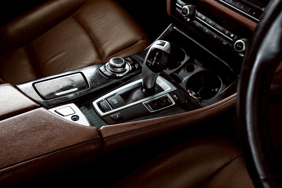 BMW 520d ดีเซล ปี 2016 สีขาว มือเดียวป้ายแดง 17