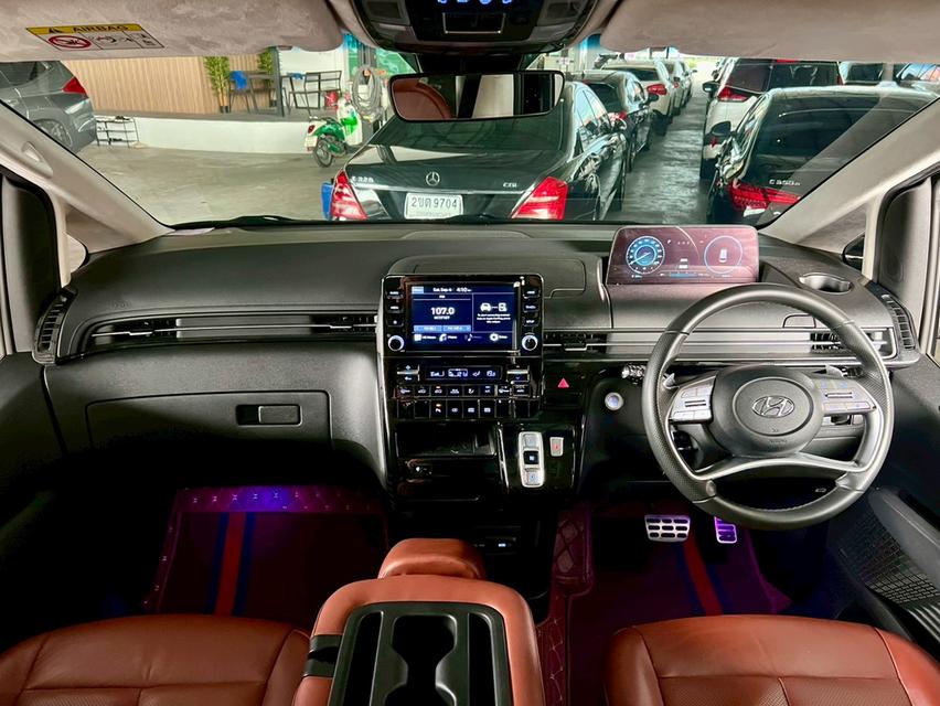 ปี 2022 HYUNDAI STARIA, 2.2 PREMIUM SUNROOFโฉม ปี21-ปัจจุบัน สีดำ เกียร์ออโต้ ดีเซล ตัวท๊อปสุด 7