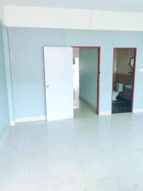 ขายอาคารพาณิชย์ 3 ชั้น 1 คูหา ดูโฮม แหลมฉบัง 2 กม. รร.ทนาพรวิทยา 2 กม.ย่านชุมชน ศ ร้านสะดวกซื้อ หอพัก 3นอน 4 น้ำ ถ.สุขุม 3