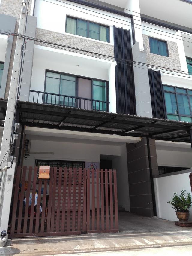ขายทาวน์โฮม 3 ชั้น ทำเลรังสิต-ราชพฤกษ์ ในโครงการ Living Residence 1