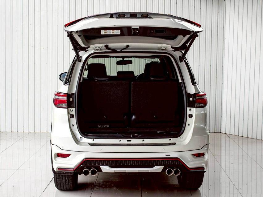 TOYOTA FORTUNER 2.4 V 4WD LEADER ปี 2022 โฉม ปี15-ปัจจุบัน เครื่องดีเซล เกียร์ Auto สีขาว 7 ที่นั่ง ไมล์แท้เพียง 54,829 km. 9