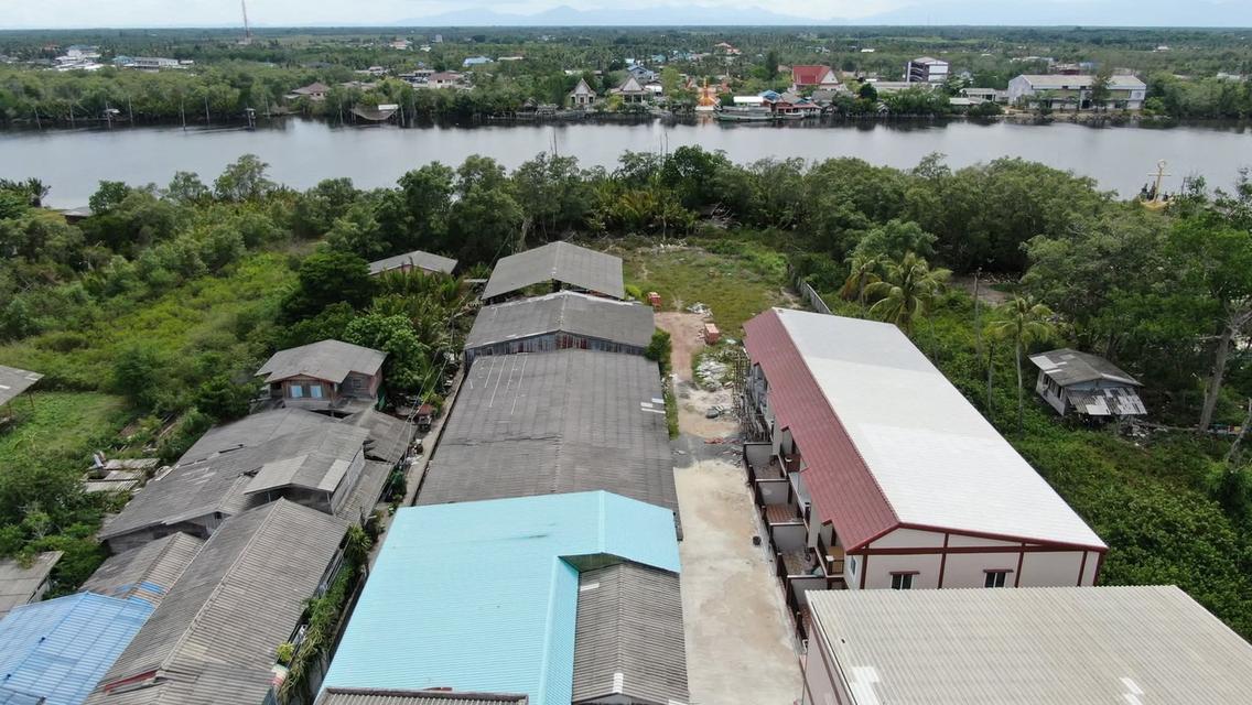 ที่ดินริมแม่น้ำและถนนเมนใจกลางเมือง 1