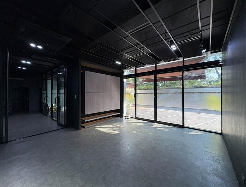 ให้เช่าอาคารสำนักงาน 3 ชั้น / ตกแต่งสไตล์ Modern / ซอยลาซาล บางนา / เข้าซอยไม่ลึก / พื้นที่ใช้สอย 1,067 ตารางเมตร / แอร์ 24 เครื่อง 5