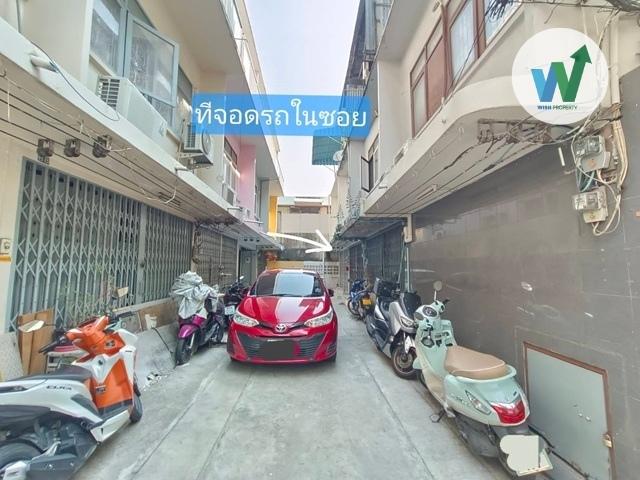 ขายอาคารพาณิชย์ 3 ชั้นทำเลดี บ้านพร้อมอยู่ แอร์ กู้เต็ม เข้าอยู่ได้เลย ใกล้รถไฟฟ้า ใกล้โรงเรียนอินเตอร์  ใกล้นางลิ้นจี่ 11